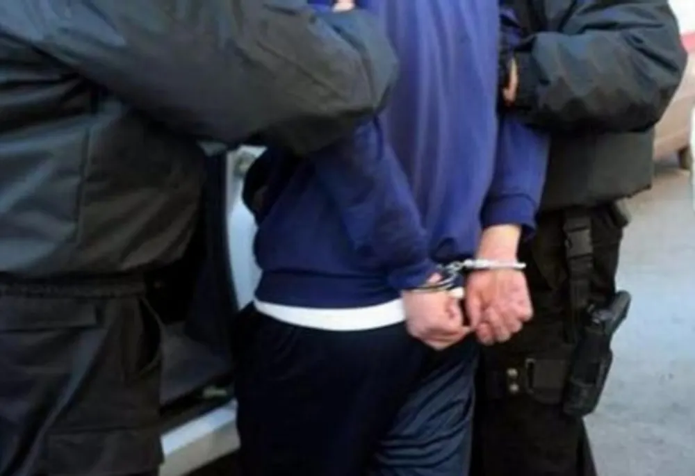 Tânăr din Apahida, reținut! A distrus un autoturism și a împărțit injurii