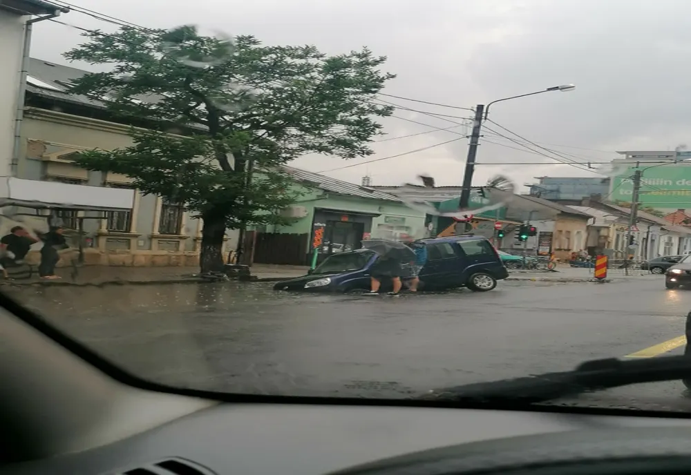 Ploaia a creat mari probleme la Cluj-Napoca! Mai multe gospodării şi străzi au fost inundate