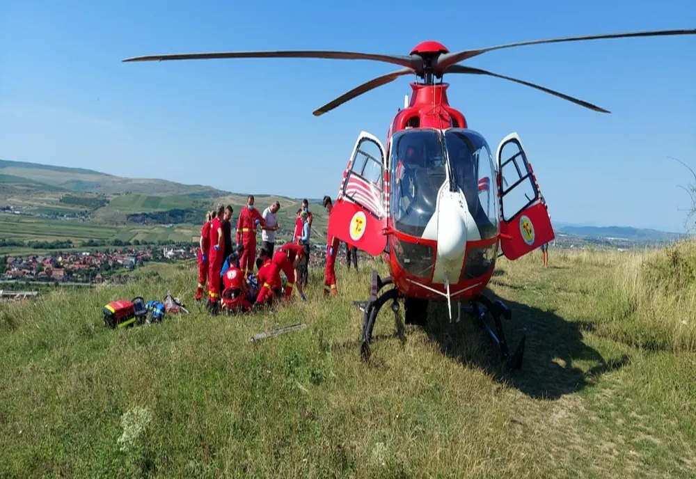 FOTO | Paraşutist rănit în judeţul Cluj! A fost solicitat elicopterul SMURD