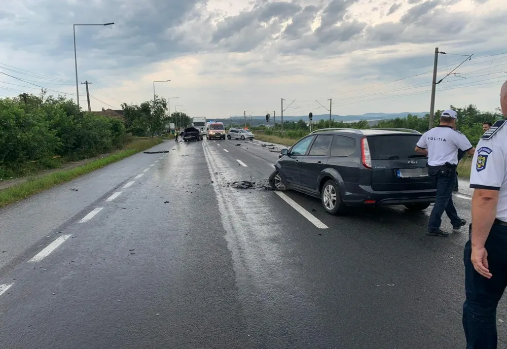 FOTO | Accident cu trei maşini intre Dej şi Gherla! Două persoane au fost rănite