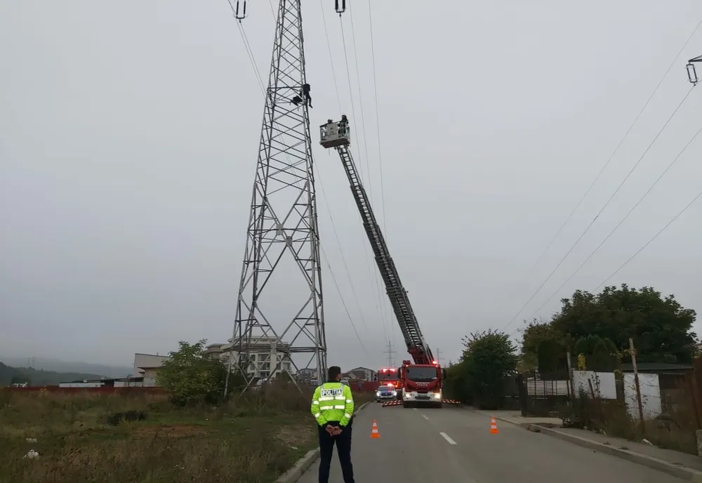 Tentativă de suicid în Floreşti! Un bărbat s-a urcat pe un stâlp de înaltă tensiune şi a anunţat că se aruncă (FOTO/VIDEO)