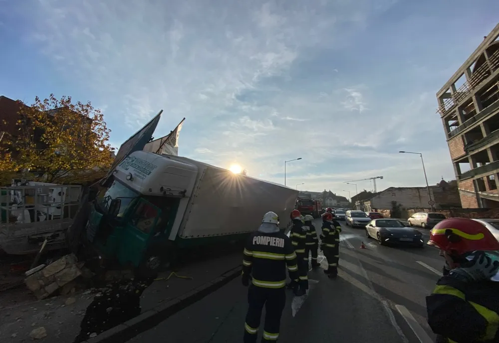 Accident pe Calea Turzii din Cluj-Napoca! Un camion a ieşit de pe drum şi a rupt o ţeavă de gaz (FOTO)