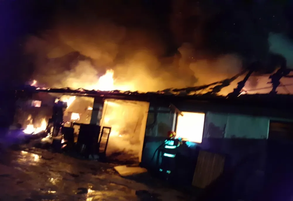 Incediu puternic la o casă dintr-un sat clujean! Pompierii s-au luptat două ore cu flăcările (FOTO)