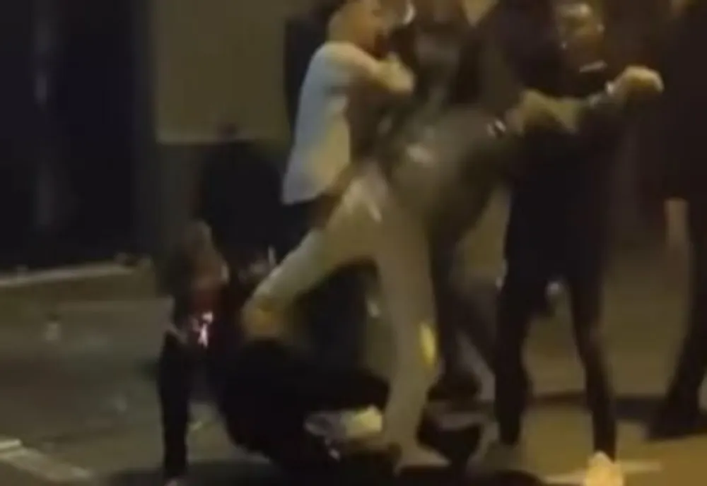 Bătaie generală în fata unui club din Cluj Napoca! 9 persoane au fost duse la audieri (VIDEO)