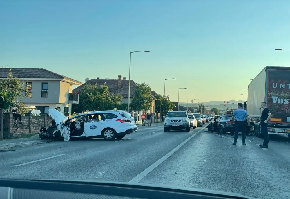 Grav accident pe cel mai aglomerat drum din Cluj! Impact între 6 maşini