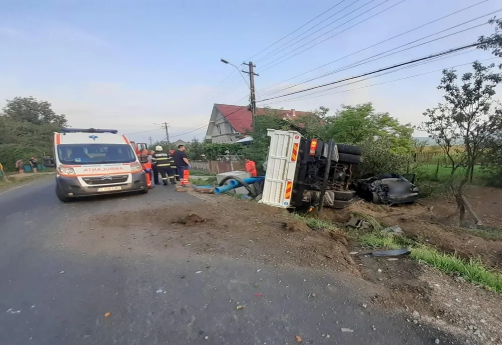 Impact violent între o autoutilitară şi un autoturism în judeţul Cluj (FOTO)