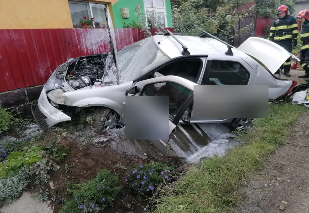 Accident urmat de un incendiu în Poieni! Un bărbat a fost rănit (FOTO)