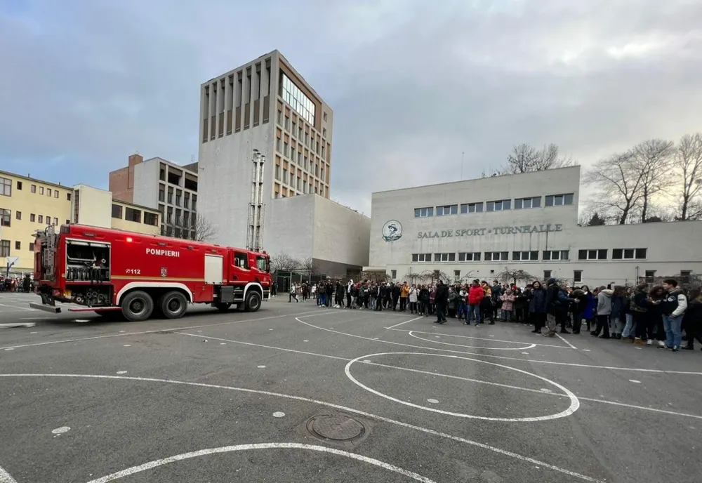 Alertă la un liceu din Cluj-Napoca! 1600 de elevi şi profesori au fost evacuaţi (FOTO)