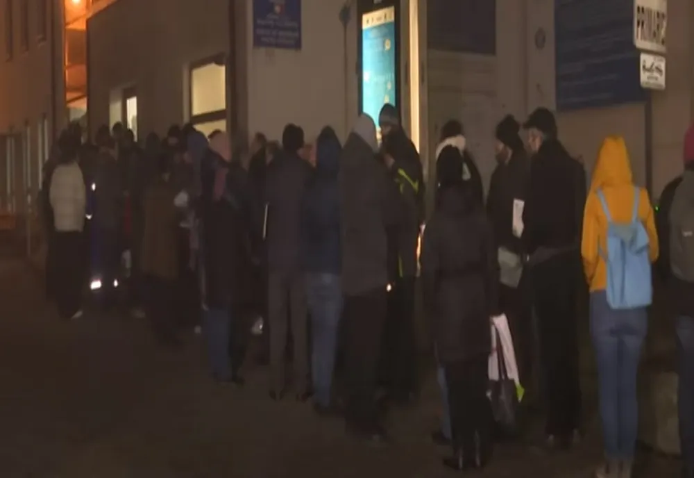 Coadă de sute de persoane la depunerea cererilor pentru un loc de parcare în Cluj-Napoca