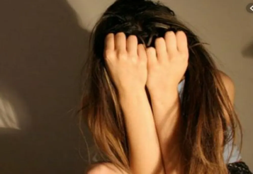 Minoră de 16 ani obligată să se prostitueze! Doi tineri care îi căutau clienţi au fost prinşi de poliţişti