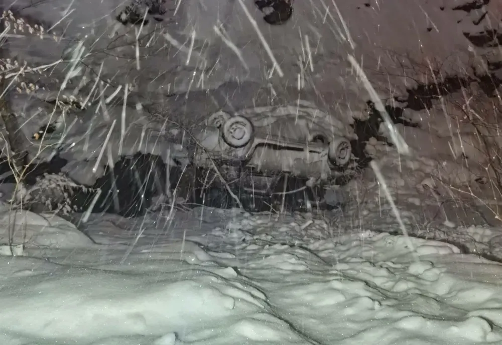 Doi copii şi părinţii lor au fost răniţi după ce s-au răsturnat cu maşina într-o râpă (FOTO)