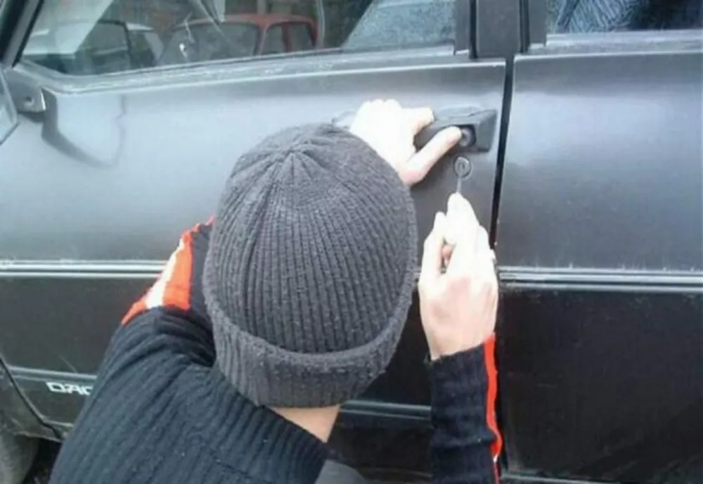Caz incredibil într-o localitate din Cluj! Un bărbat beat a furat o maşină şi a ieşit la plimbare