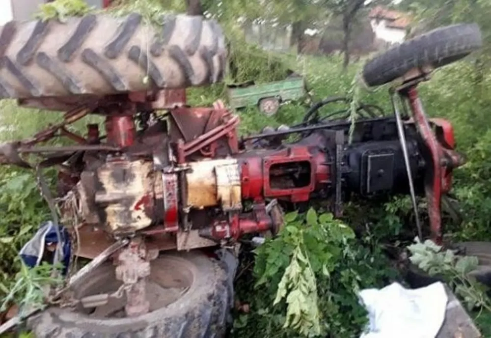 Tragedie într-o pădure din județul Cluj! Un bărbat a murit după ce s-a răsturnat cu tractorul