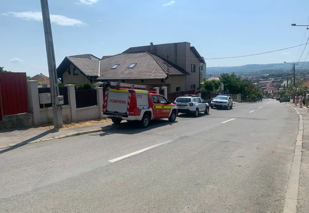 Bătrân din Cluj-Napoca salvat după ce un zid a căzut peste el (FOTO)
