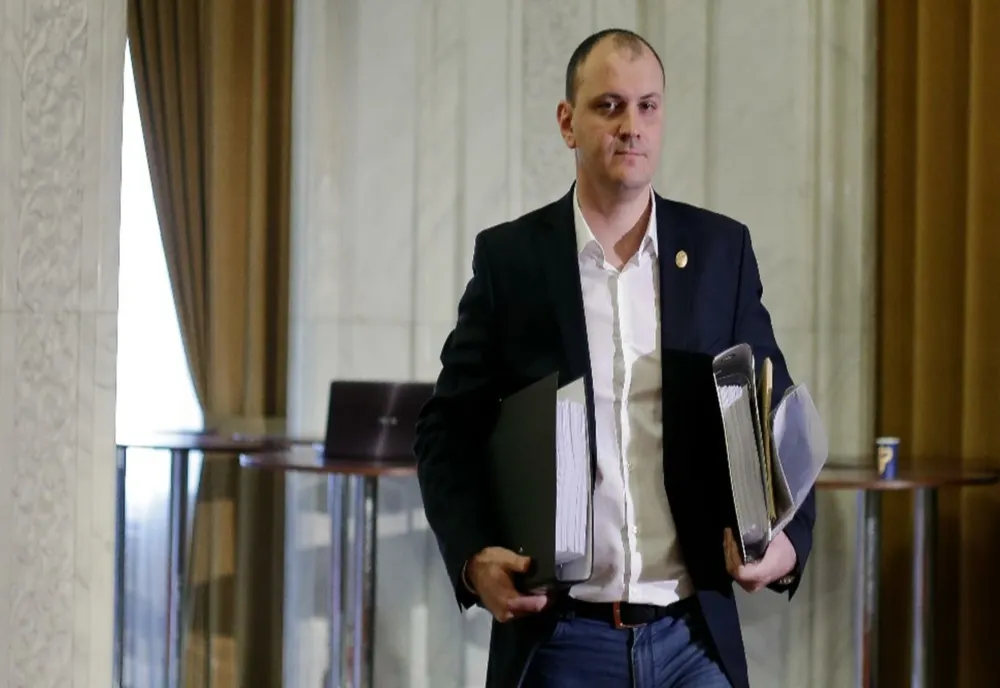 MIRON MITREA ÎL DEMASCĂ PE PĂPUȘARUL DIN SPATELE RUPTURII REALITATEA TV. „AM AUZIT DISCUȚIA, I-A SPUS: «NU LUA TELEVIZIUNEA REALITATEA DE LA VÎNTU CĂ AVEM ALTĂ STRATEGIE CU EA»”