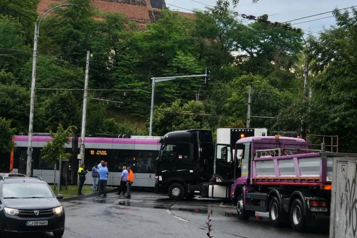 Accident la Podul Calvaria din Cluj: un tramvai a intrat într-un TIR. Imagini uluitoare 