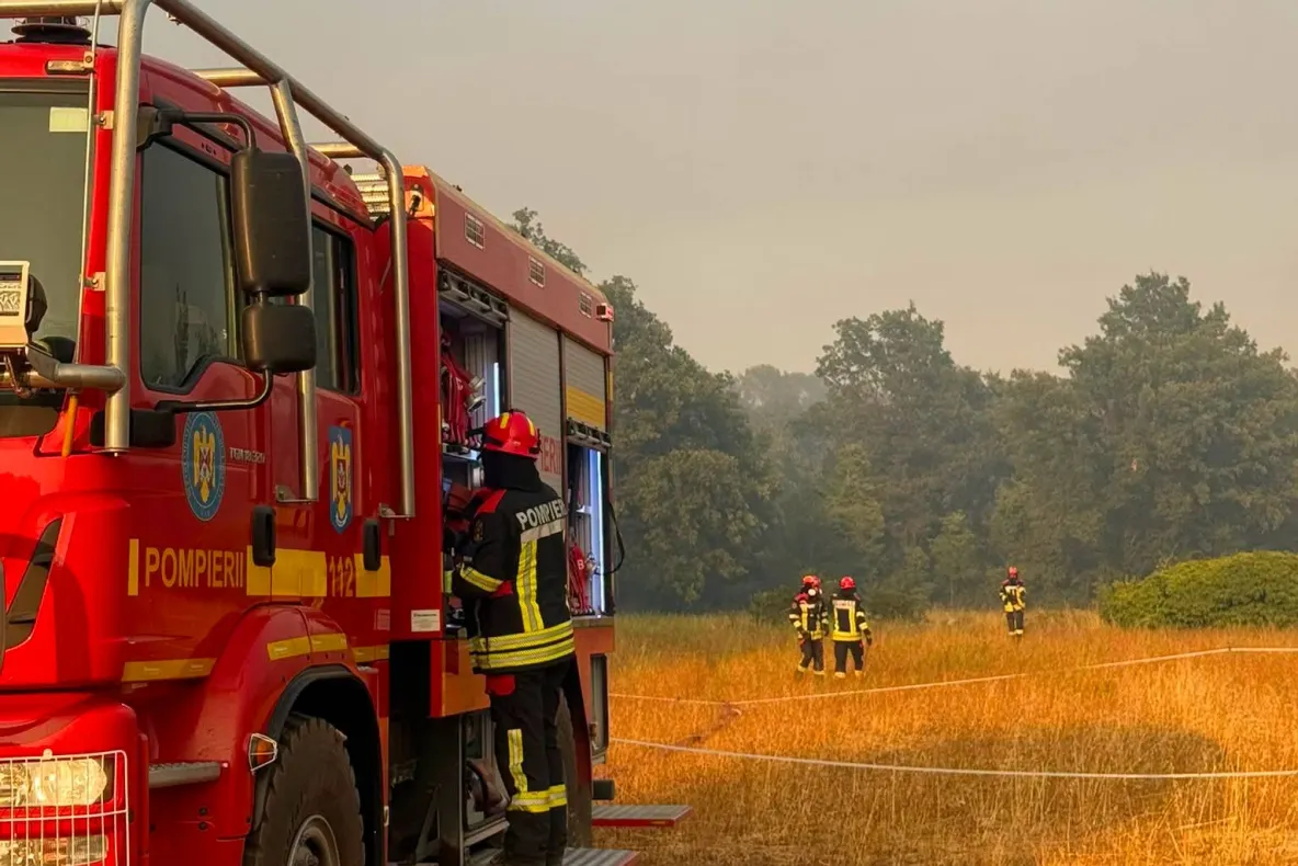 Incendiu puternic la o mănăstire din Cluj. Pompieri din trei județe au fost chemați în ajutor