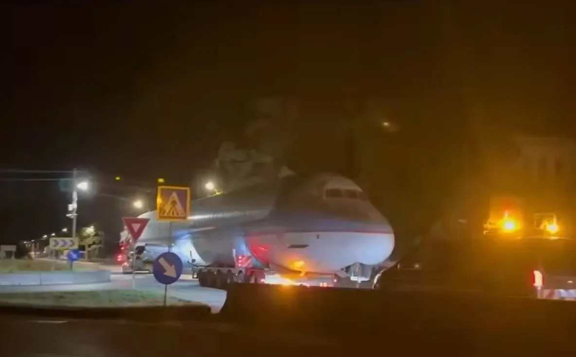 Apariție surprinzătoare pe o șosea din Cluj. Șoferii au dat nas în nas cu un...avion! VIDEO