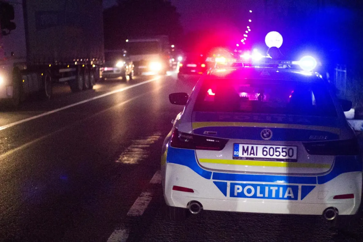 Motociclist beat, oprit cu greu de polițiști la Cluj. A căzut și motocicleta a luat foc