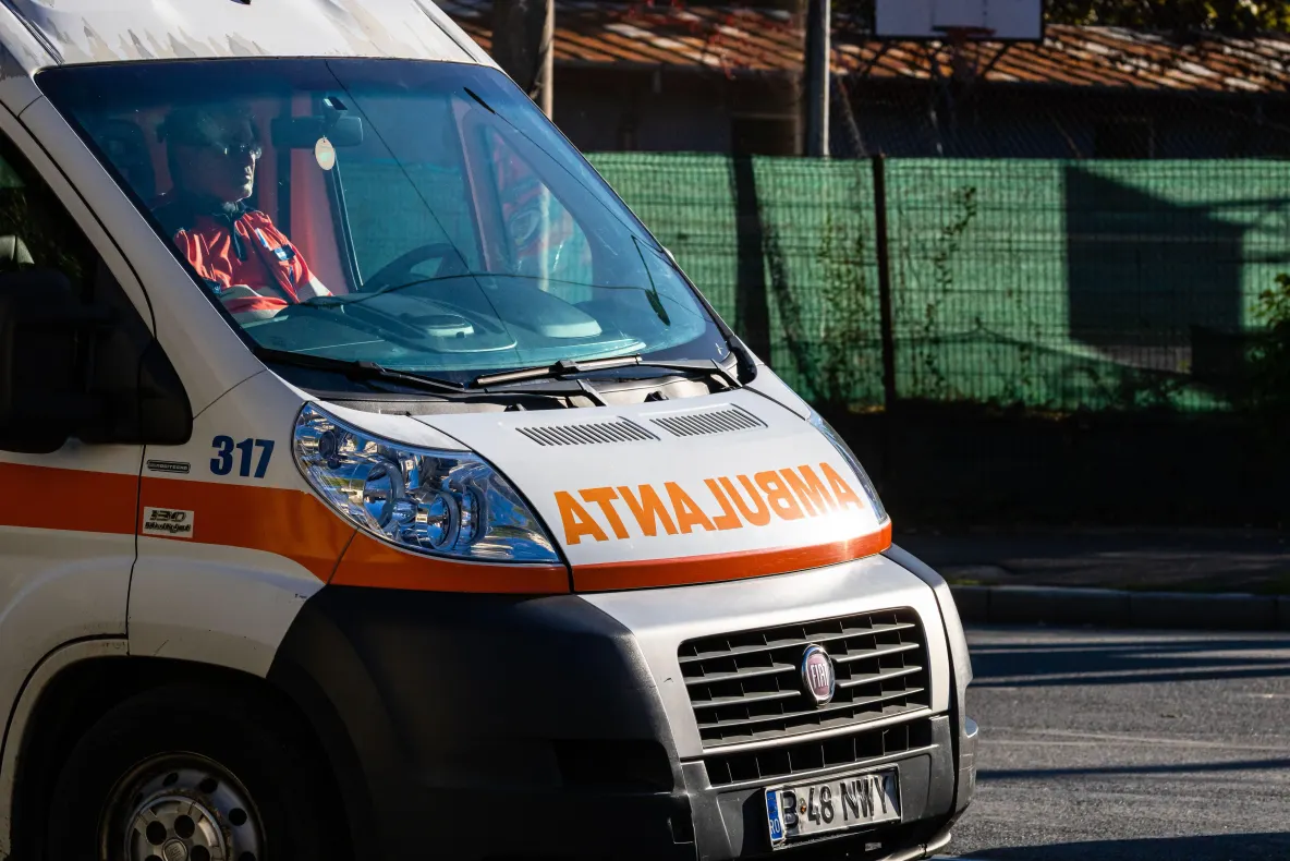 Incendiu violent la un service auto din Cluj-Napoca. Un bărbat a suferit arsuri