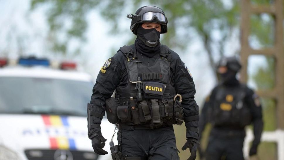 Cinci persoane urmărite internațional, aduse în România de Poliția Română