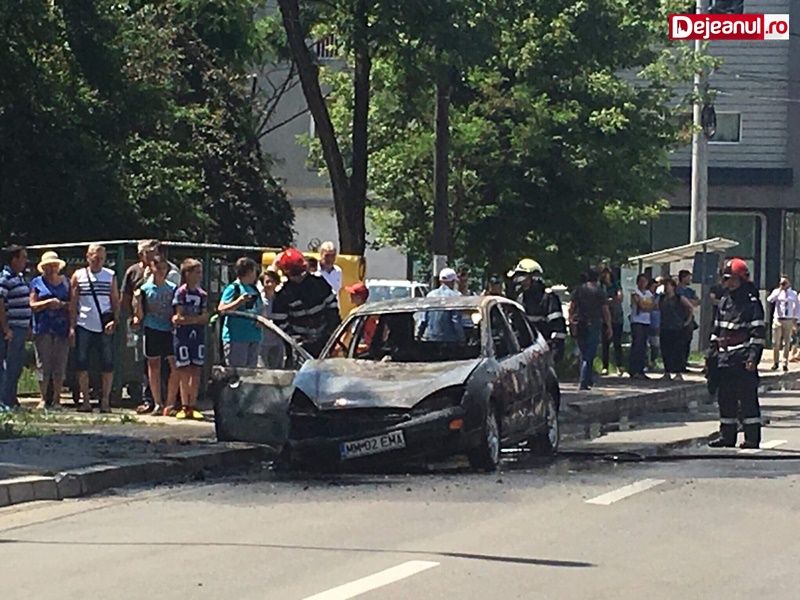 FOTO | O maşină a ars că o torţă pe o stradă din Baia Mare