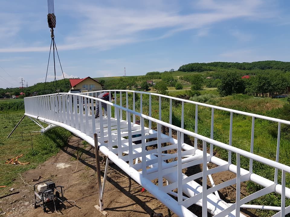 FOTO | Pasarelă pietonală spectaculoasă amplasată în comuna clujeană Iclod