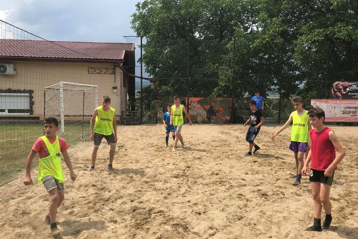 FOTO | Competiţie de fotbal pe nisip, desfăşurată în premieră, într-o localitate clujeană