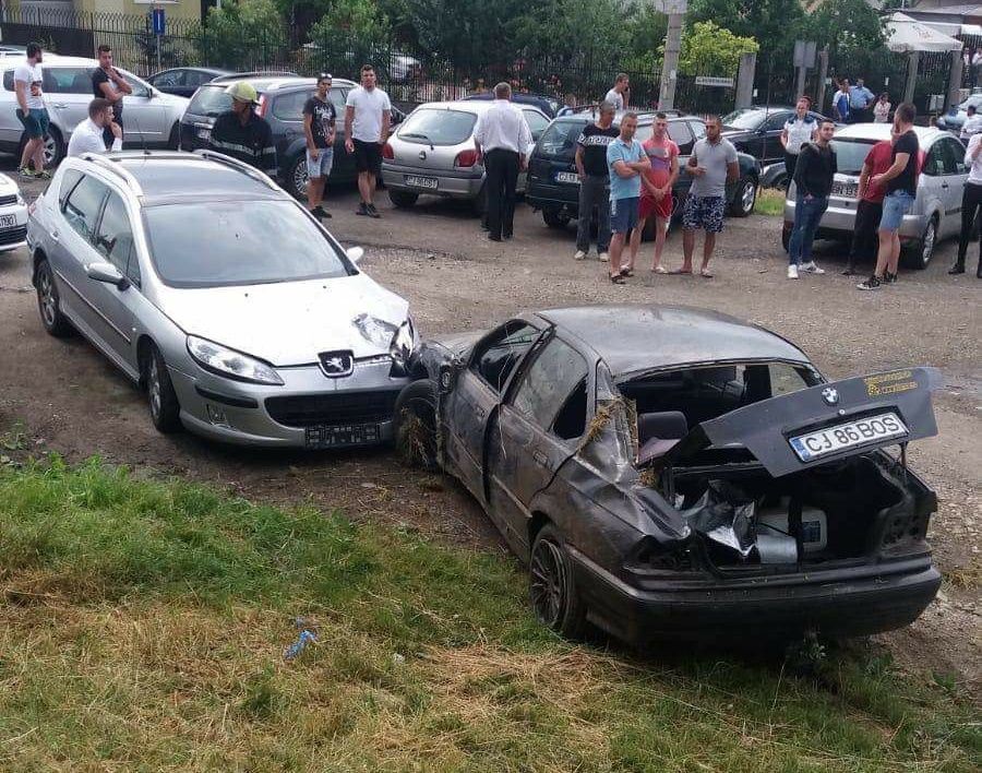 FOTO | Accident cu 5 victime la podul de la IRA! O maşină a căzut de pe pod