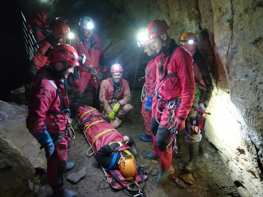 FOTO | Amplu exercițiu de salvare al Salvamont Cluj, într-o peșteră din județul Bistrița-Năsăud
