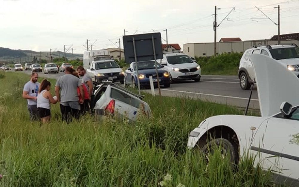 FOTO | Accident în Apahida! Două maşini au "zburat" în şanţ