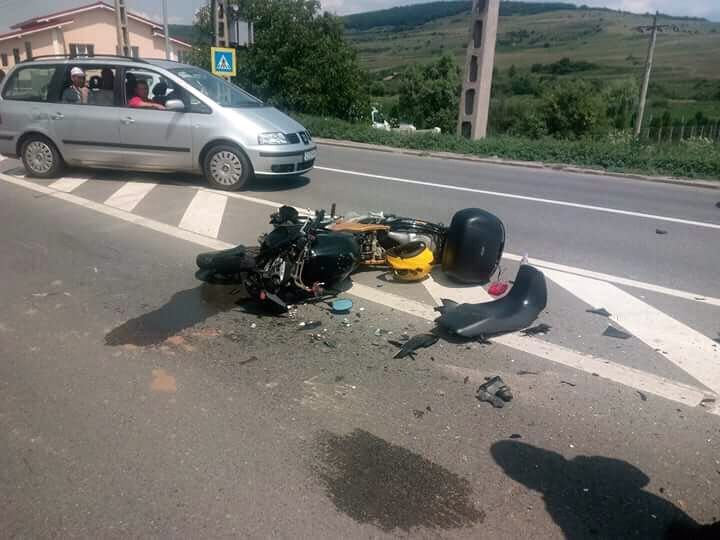 FOTO | Motociclist lovit de o maşină în Vâlcele! Acesta a ajuns la spital