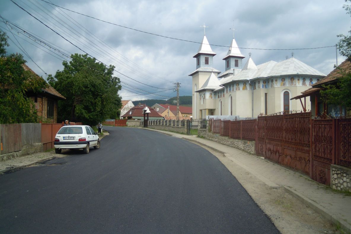 FOTO | Au fost finalizate lucrările de asfaltare pe drumul județean Băişoara – staţiunea Muntele Băişorii