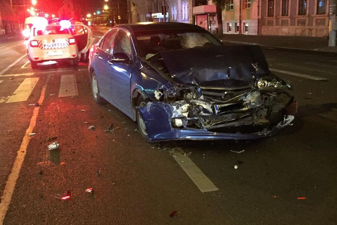 FOTO | Accident cu două maşini în Cluj! Un bărbat a fost rănit