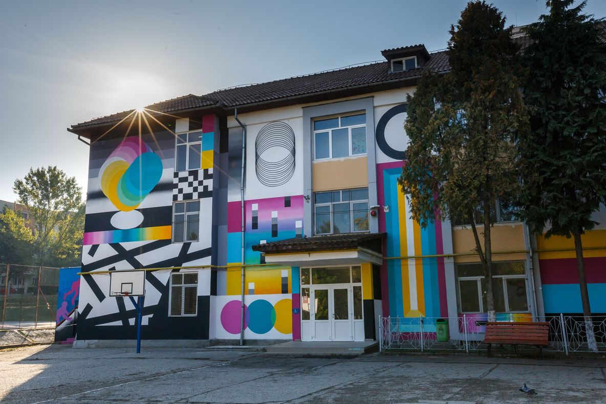 FOTO | Proiect inedit la Cluj! Mai mulţi artişti au transformat zidurile unei şcoli