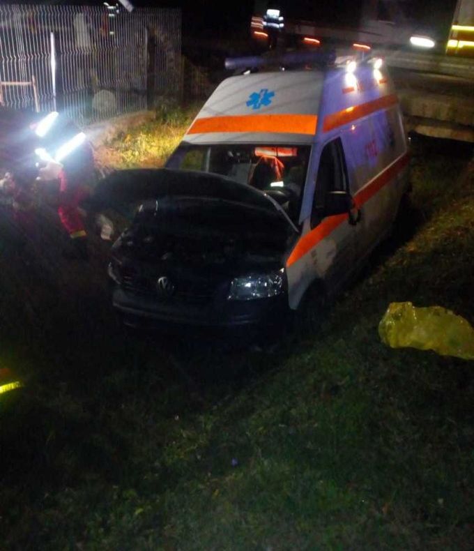FOTO | Ambulanţă implicată într-un accident grav în apropiere de Dej! O persoană a decedat, alta a fost rănită