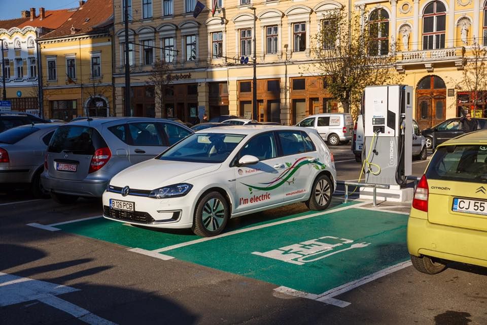 FOTO | Staţii de încărcare, în regim gratuit, pentru maşinile electrice din Cluj-Napoca