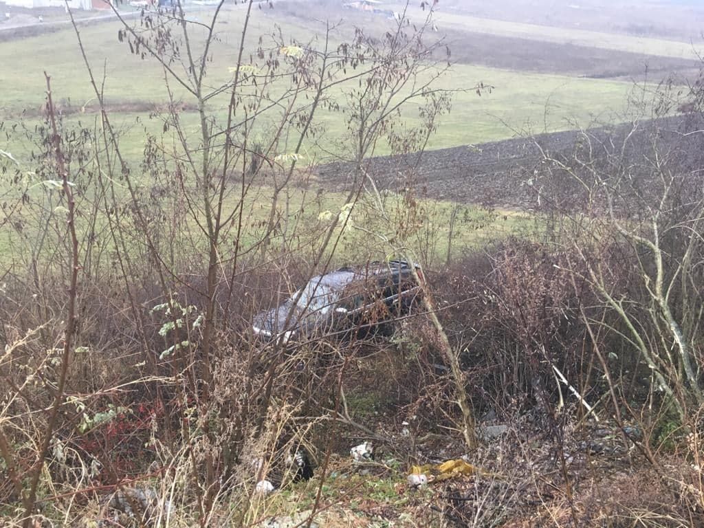 Accident | O şoferiţă a fost rănită după ce s-a răsturnat cu maşina (FOTO)