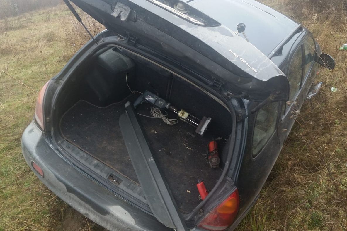 FOTO | Un adult şi doi minori au furat o maşină dintr-un garaj! Cum i-au prins poliţiştii clujeni
