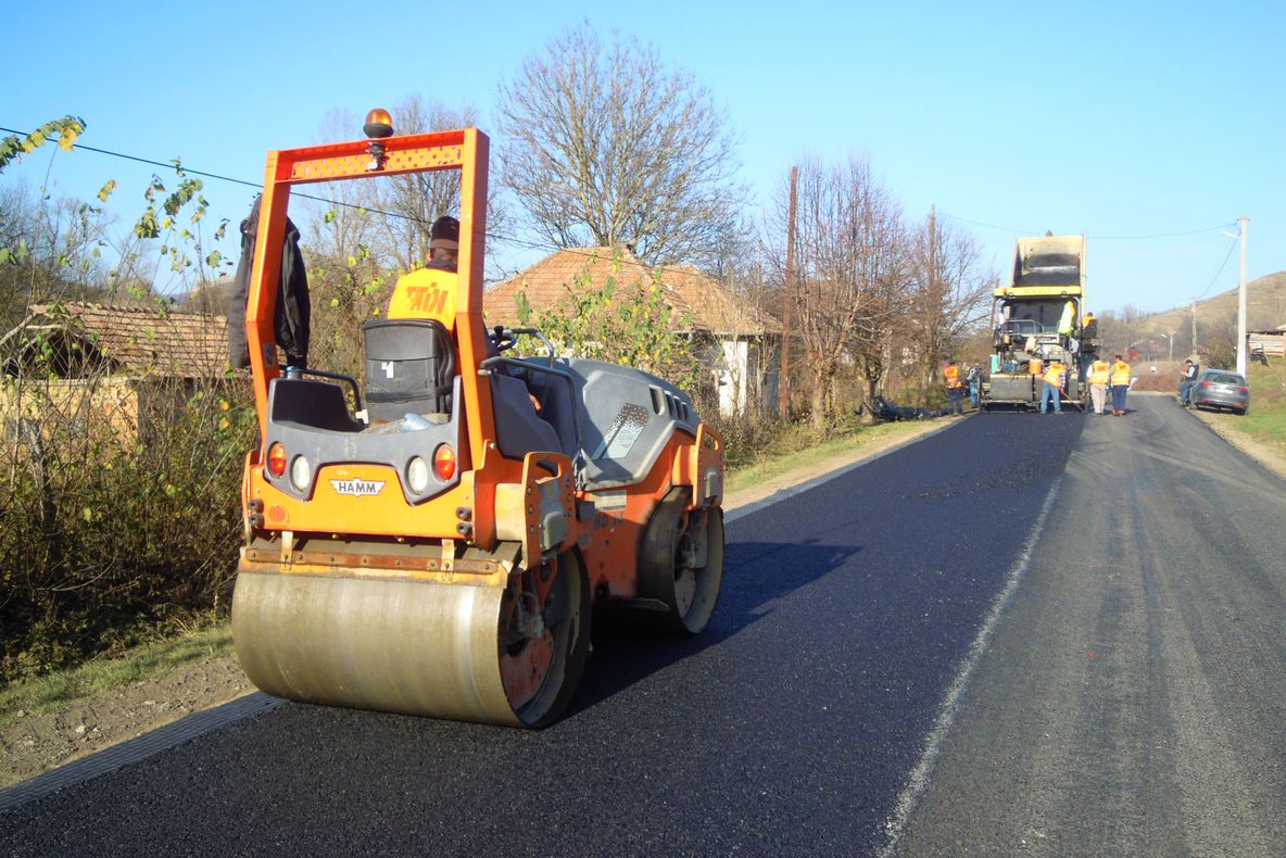 Lucrările de modernizare ale drumului județean Vultureni – Panticeu – Recea Cristur – Dealul Jurcii au intrat în etapa de așternere a covorului asfaltic