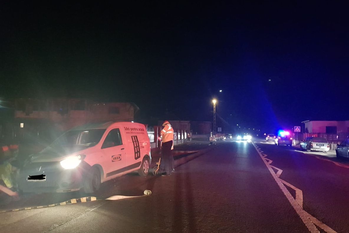 FOTO | O femeie a murit după ce a fost lovită de o maşină pe trecerea de pietoni