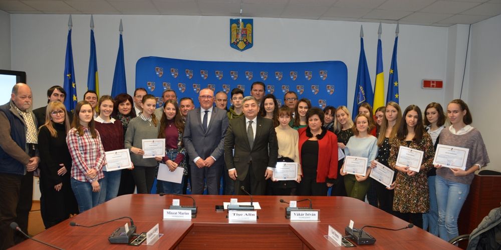 FOTO | Tinerii clujeni cu rezultate deosebite în An Centenar au fost premiați de Consiliul Județean Cluj