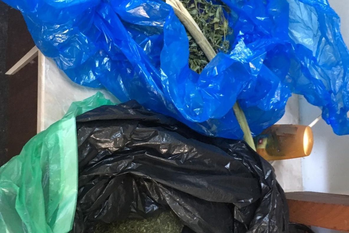 FOTO | Bărbat reţinut pentru trafic de droguri! Poliţiştii au găsit cannabis, MDMA şi LSD