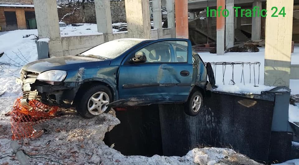 FOTO | Accident spectaculos pe o stradă din Cluj! Şoferul vinovat era beat