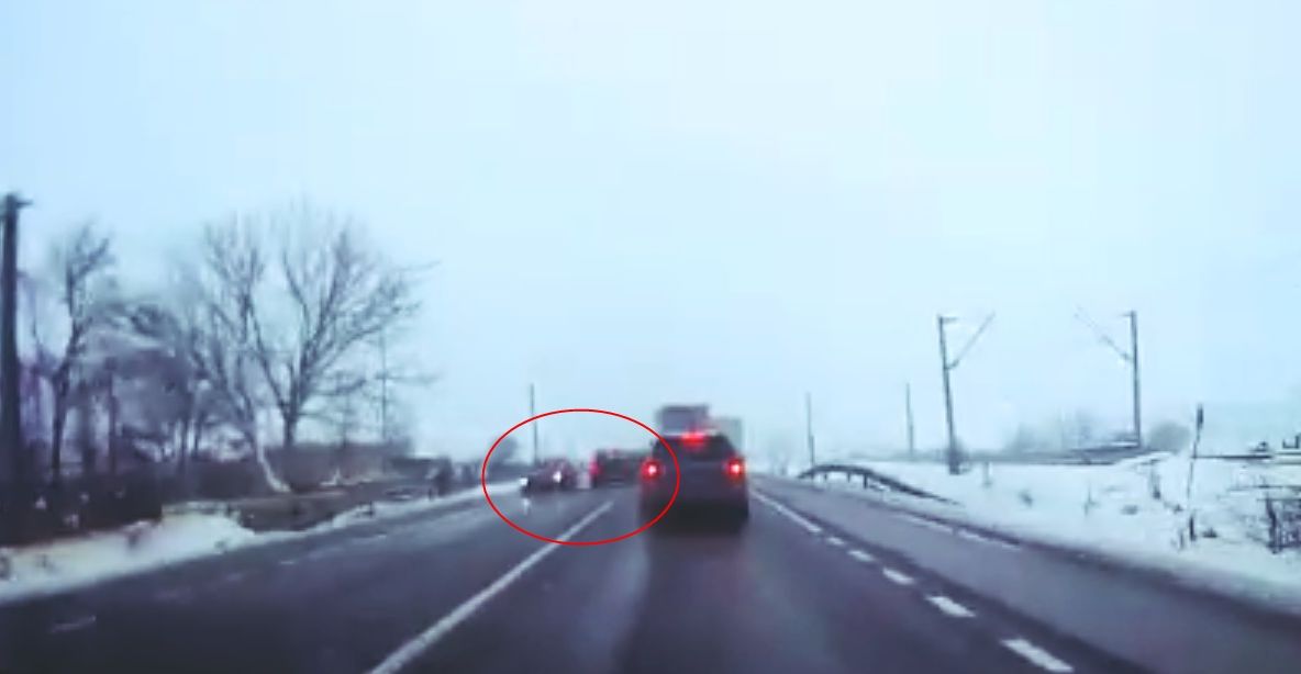 VIDEO | Accident surprins pe o cameră de bord! Şoferul vinovat nu a oprit şi şi-a continuat liniştit drumul