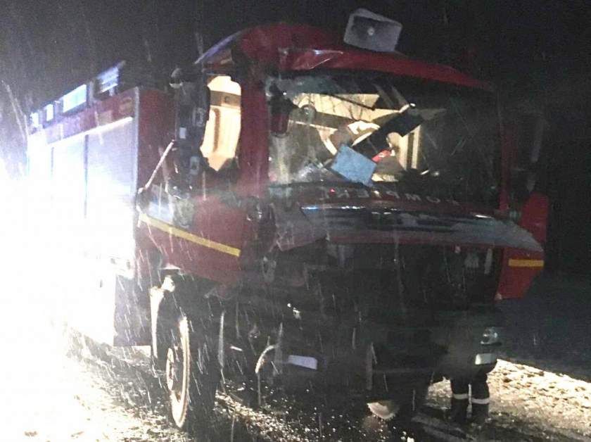 FOTO | Pompier rămas încarcerat după ce autospeciala cu care se deplasa la un accident s-a izbit de un TIR