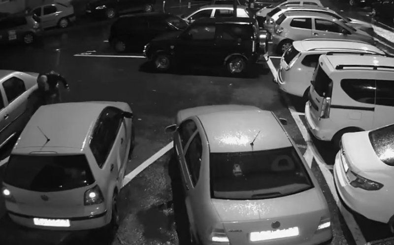 VIDEO | Bărbat surprins pe camerele de supraveghere cum sparge roţile mai multor maşini