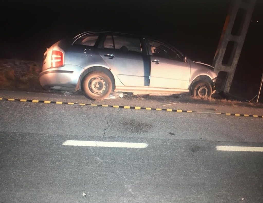 FOTO | Accident grav în Iclod! Femeie în stare gravă după ce un şofer băut a intrat cu maşina în stâlp