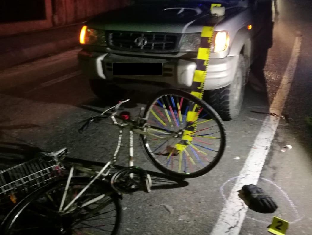 FOTO | Accident: un biciclist a intrat pe contrasens şi a lovit o maşină care circula regulamentar