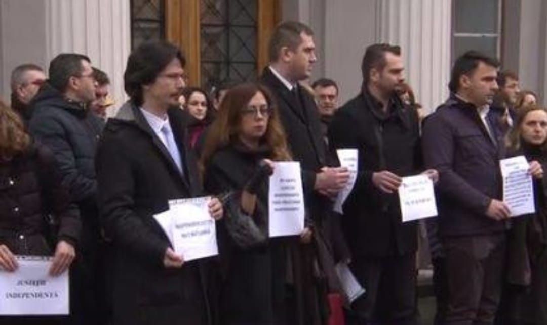 Magistrații clujeni, un nou protest cu banderole albe